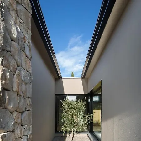 Villa Ulmus Near Motovun For 6 People With Heated Pool & Jacuzzi Karojba